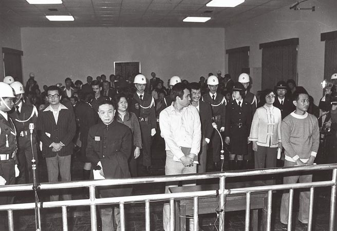 警备总部军事法处举行合议庭，公开审理美丽岛事件涉嫌黄信介（前左一）、姚嘉文、张俊宏、陈菊、施明德、吕秀莲等人。（本报资料照片）