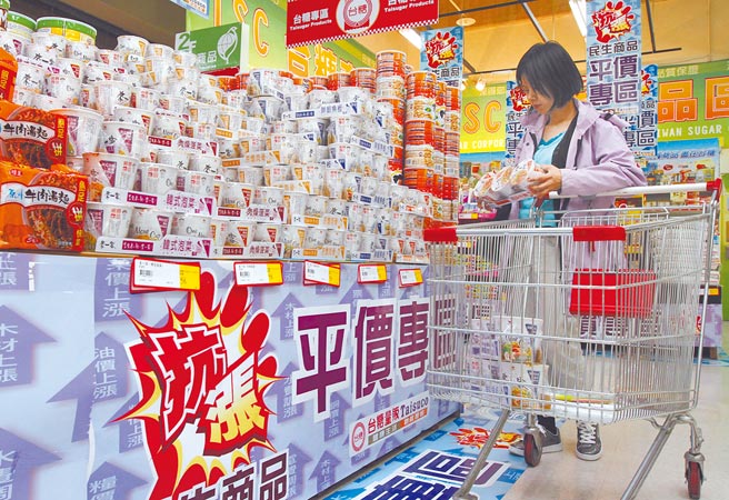 近期民生餐饮涨声响起，但国内上游供应的主要肉品、蔬果价格并未有明显波动，行政院为防不肖业者有哄抬物价、违法囤积或联合垄断，昨天决定成立跨部会的「物价联合稽查小组」，由法务部次长张斗辉担任召集人，主动稽查业者是否有囤积、操弄物价的行为，从速从严查办。（本报资料照片）