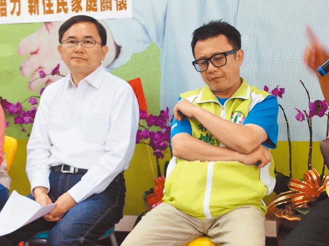 劉櫂豪（左）、賴坤成（右）被喻為「綠營在台東的兩顆太陽」，兩人即使同框，也甚少互動。（莊哲權攝）