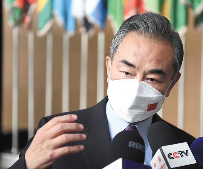 中国国务委员兼外长王毅9日强调，坚决反对其他国家打着民主及人权的旗号，干涉他国的内政。（新华社）