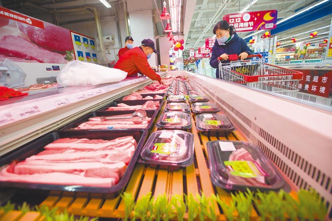 大陆11月消费者物价指数（CPI）年涨幅2.3％，重回「2时代」，涨幅温和，业界人士也称，大陆必需消费品供给充足，果蔬、能源原材料保供稳价措施效果释放，物价仍有望保持温和。（中新社）