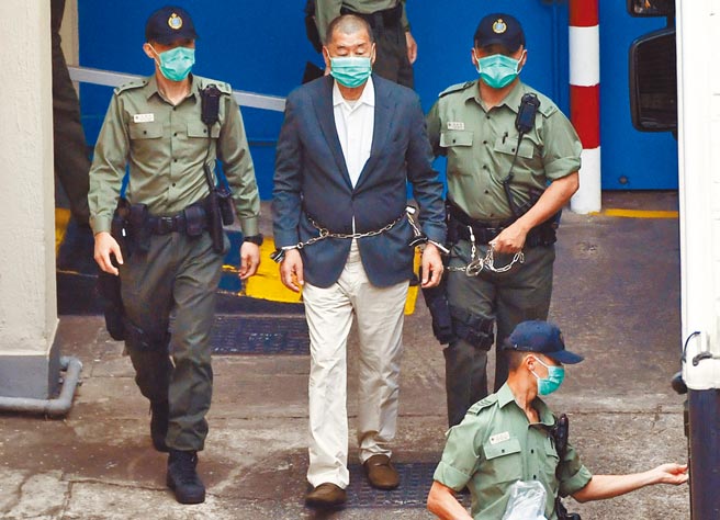 壹传媒创办人黎智英（中）涉嫌非法集会，被香港法院裁定煽惑等罪名成立。（中新社）