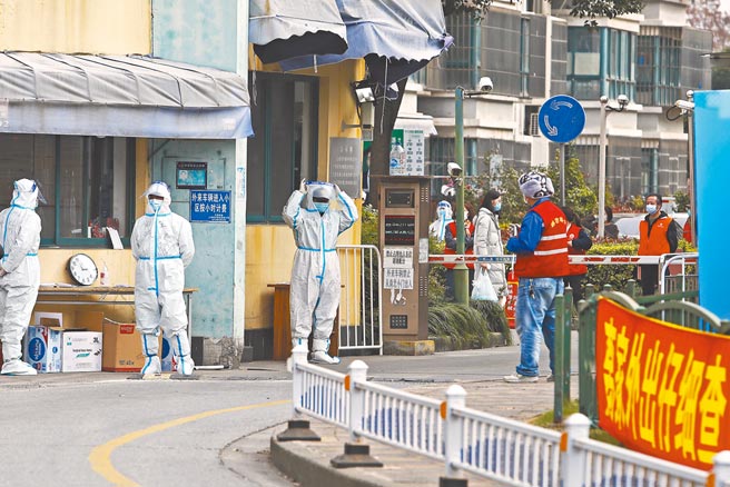 距离北京冬奥只剩56天，但大陆疫情持续吃紧，8日新增本土病例有60例。图为上海一处社区门口。（中新社）