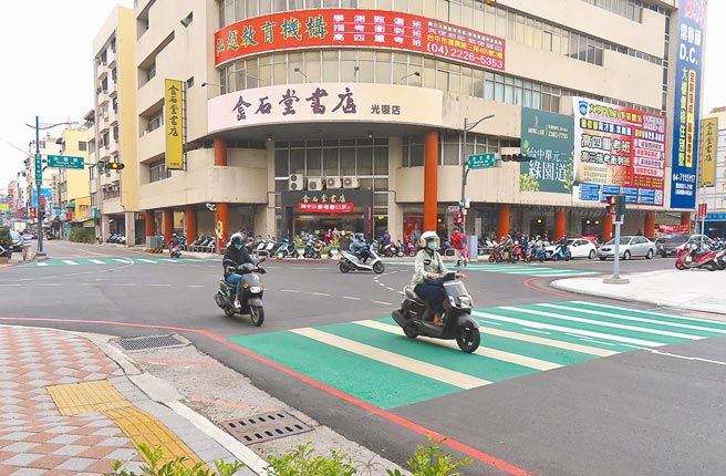 彰化市劃設路口轉彎幅線後，車禍數降低。（吳敏菁攝）