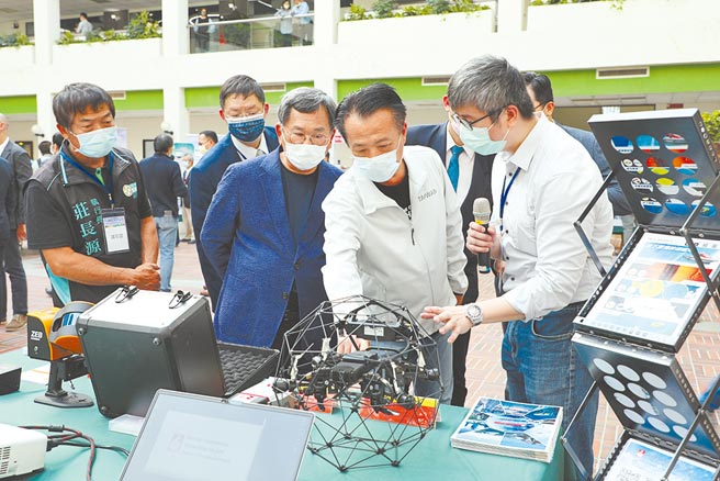 嘉義縣政府9日辦無人機研討會，邀請多家業者參與，欲結合產官學研力量，在嘉縣建構起無人機產業鏈。（嘉義縣政府提供／呂妍庭嘉義傳真）