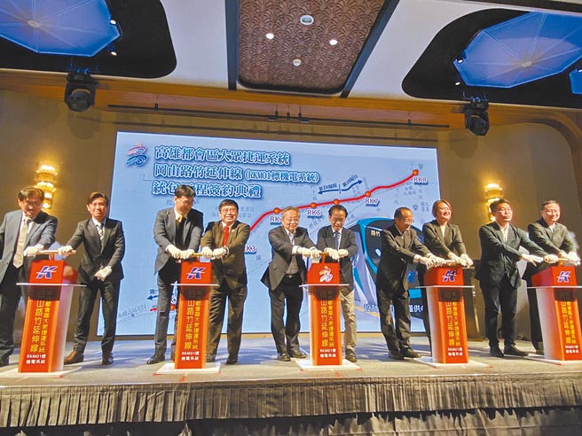 高雄捷运冈山路竹延伸线的「冈山车站」RK1标机电系统统包工程由新加坡科技电子和韩国现代乐铁公司团队获选，9日举行签约典礼，副市长林钦荣代表府方签约，双方推动列车司机员的推杆象徵仪式启动。（石秀华摄）