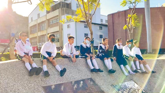 台东县政府教育处举办学生音乐暨师生乡土歌谣比赛，丰荣国小合唱团拿下闽南、东南亚语及阿卡贝拉3项冠军。（蔡旻妤摄）