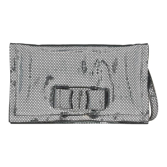 Ferragamo迷你Viva银色小牛皮肩背包3万6900元。（Ferragamo提供）