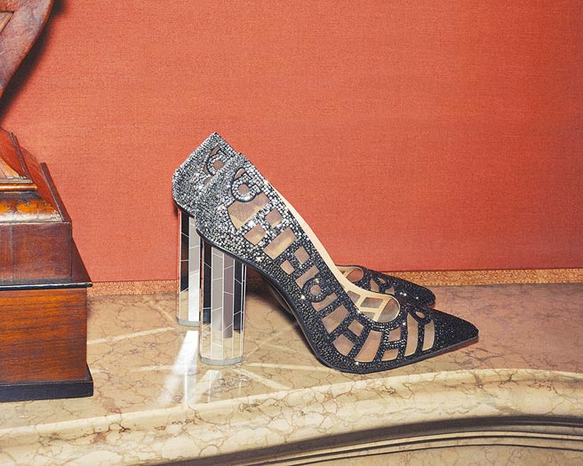 带有装饰感的鞋跟是这次Holiday系列的显眼设计之一。（Ferragamo提供）