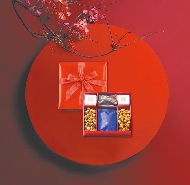 BREEZEONLINE獨家款「采采食茶文化翩愛禮盒」，原價1110元、特價999元。（微風提供）