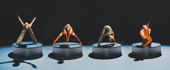 夏姿陈SHIATZY CHEN邀请巴黎秀上Voguing舞者，于巨型旋转舞台上以身体呈现「X、M、A、S」字样。（夏姿陈SHIATZY CHEN提供）