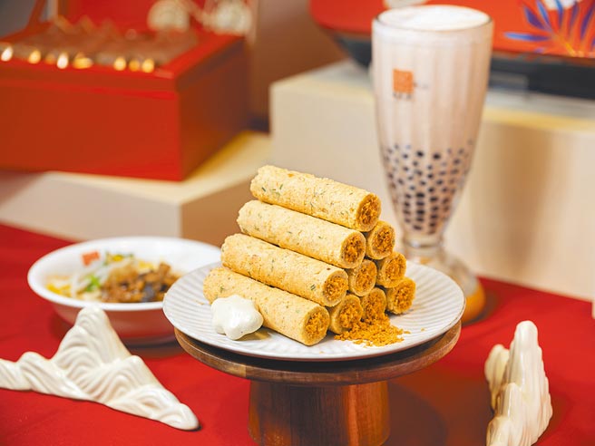 成立6年的台中灌餡蛋捲「青鳥旅行」，首度與春水堂跨界合作，攜手推出「青揚春盛聯名蛋捲禮盒」（見圖）12入540元。（青鳥旅行提供）