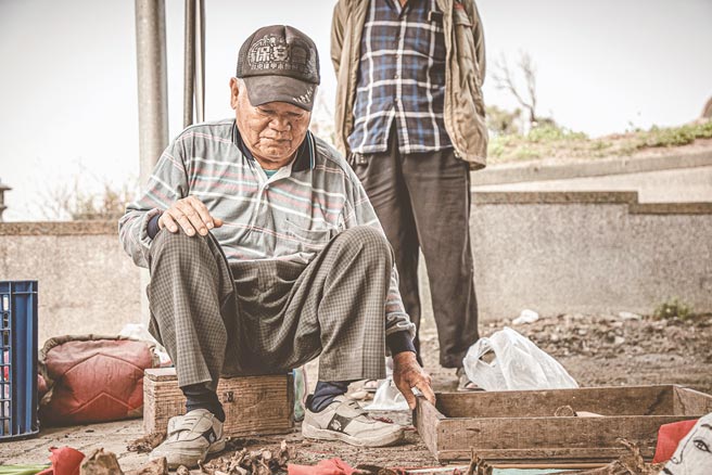 《百工职魂》中的捡骨师坤木伯分享工作也分享人生故事。（目映．台北提供）