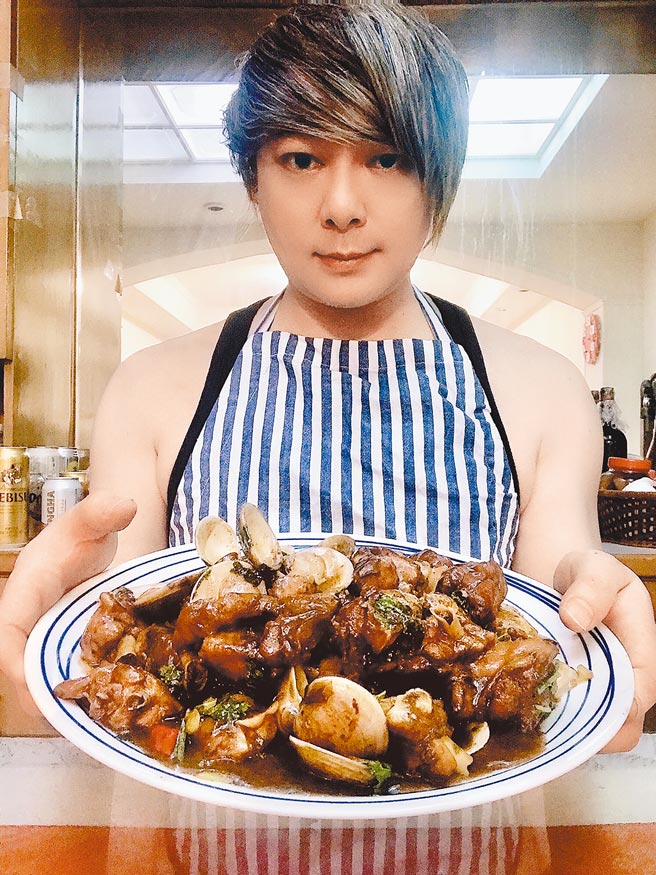 鞭神老师除了考究美食源流，近年也亲涉烹饪殿堂，图为自制青岛菜蛤蛎炒鸡。（鞭神老师提供）