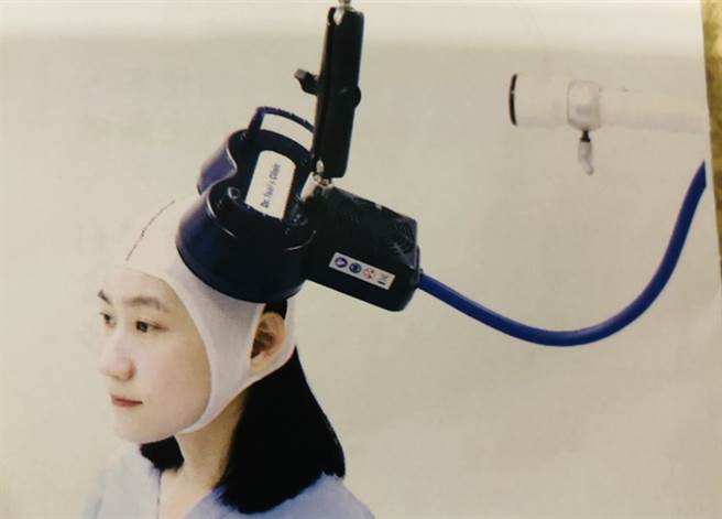 经颅磁刺激协助失智者夺回话语权，可望让大脑重新开机。(图/蔡泊意主任 常春月刊提供) 