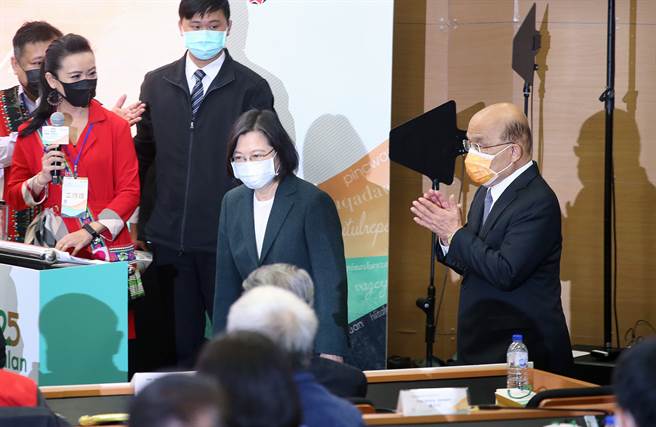 蔡英文总统（中）与行政院长苏贞昌（右）10日出席原民会成立25周年活动，针对尼加拉瓜无预警宣布与我方断交，蔡英文致词时严词谴责无论大陆施压或文攻武吓，都不会改变台湾坚持民主自由的立场。（资料照/范扬光摄）