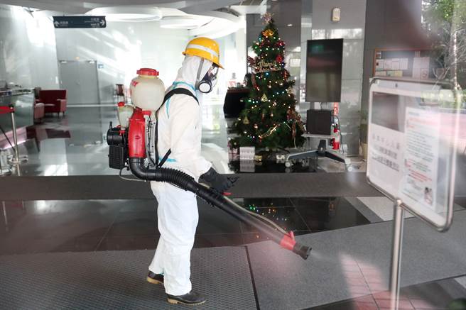 中研院研究助理确诊，扩大採检451人结果出炉都是阴性，图为中研院基因体研究中心内外进行全面的消毒。(资料照 郑任南摄）