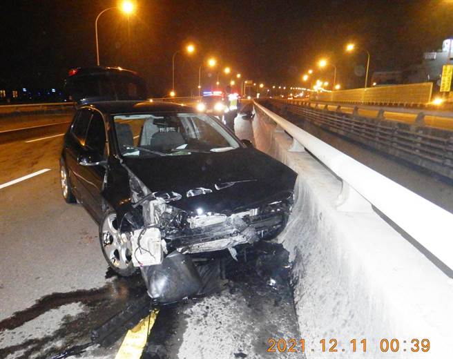 潘姓男子疑因疲劳驾驶自小客车，沿台74线中彰快速道路，往青海路匝道方向行驶自撞桥墩。（民眾提供／陈世宗台中传真）
