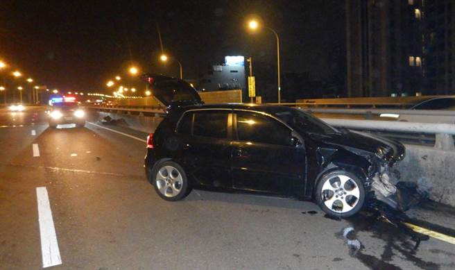 潘姓男子疑因疲劳驾驶自小客车，沿台74线中彰快速道路，往青海路匝道方向行驶自撞桥墩。（民眾提供／陈世宗台中传真）