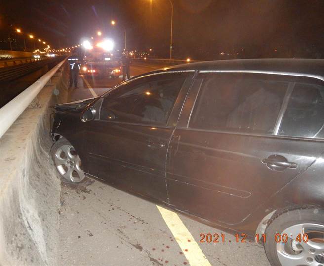 潘姓男子疑因疲劳驾驶自小客车，沿台74线中彰快速道路，往青海路匝道方向行驶自撞桥墩。（民眾提供／陈世宗台中传真）