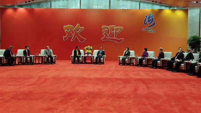 海峽論壇開幕式前 汪洋會見吳成典等台灣與會代表一行。（藍孝威攝）