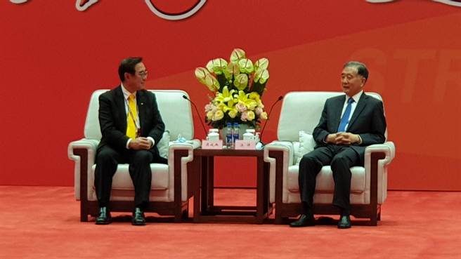 海峽論壇開幕式前 汪洋會見吳成典等台灣與會代表一行。（藍孝威攝）