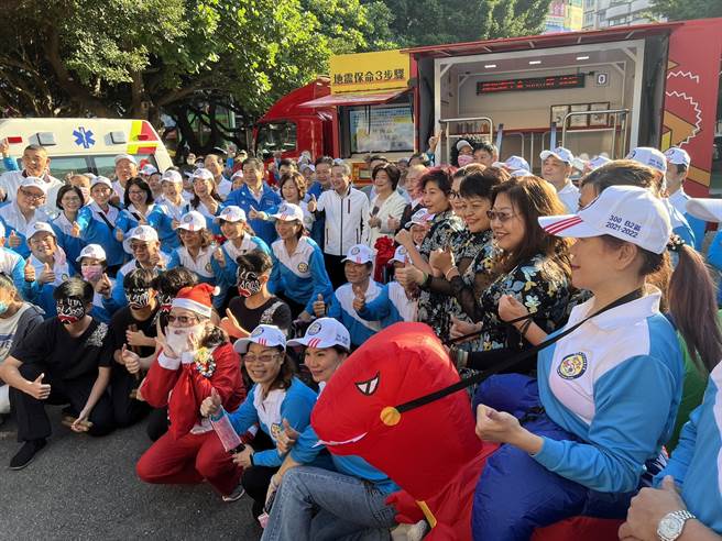 国际狮子会300B2区、启玉基金会、欣和公益协会及新北市议员周胜考捐赠地震防护宣导体验车1辆及高顶救护车2辆。（王扬杰摄）