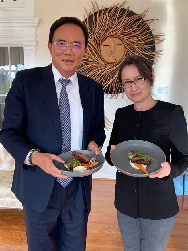 距离公投日只剩下一周，为宣传美猪，驻美代表处也PO出法务部蔡碧仲政务次长在来华府出席会议期间，与驻美大使萧美琴共享「美产猪肉搭配台式五香料与美国prime肋眼佐时蔬」的照片。（取自驻美代表处脸书）