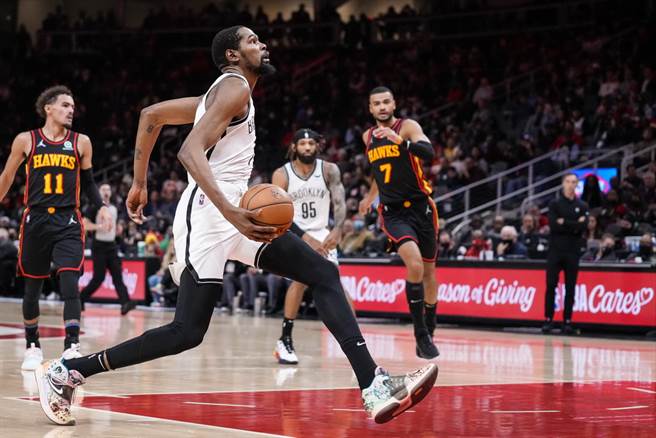 杜兰特准备切入灌篮。(路透)