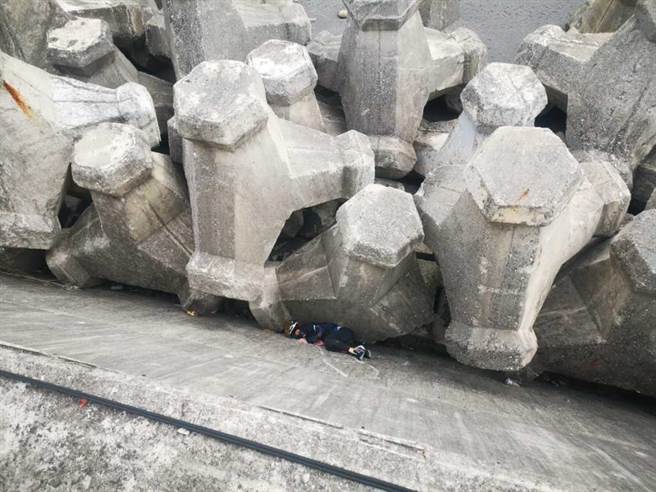 男騎士行經台9線自摔，跌落卡在3公尺深消波塊中。（台東縣消防局提供／蔡旻妤台東傳真）