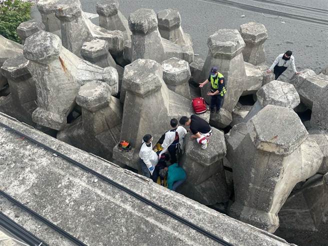 男騎士行經台9線自摔，跌落卡在3公尺深消波塊中。（台東縣消防局提供／蔡旻妤台東傳真）