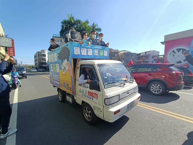   国民党宜兰县党部11日出动「反莱猪战车」，为18日的四大公投造势。（胡健森摄）