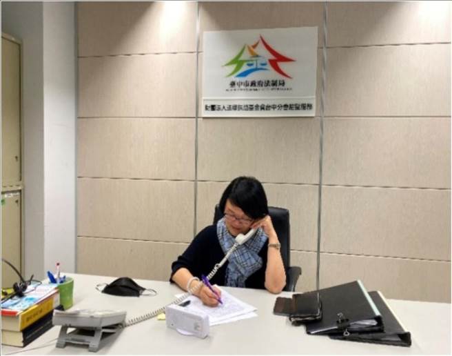 法制局长李善植说，明年起将再加入星期五夜间多一场次，并採滚动式调整业务。（台中市政府提供）