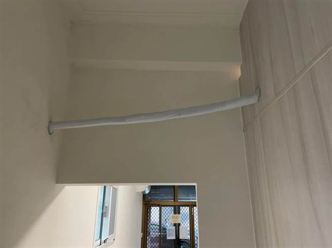 排水管线就这样垂在半空中，原PO自嘲「不知用来干嘛」。（翻摄脸书）