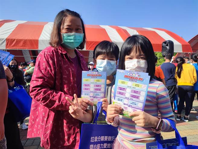 劉奶奶帶著２個可愛的孫子到現場闖關，她認為這樣的活動相當有意義，寓教於樂。（吳建輝攝）