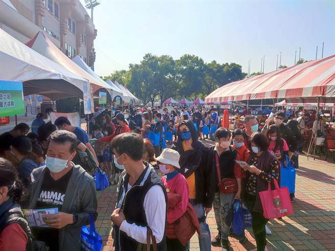 南投縣政府環保局11日舉辦「幸福南投 低碳永續GO環保」環保嘉年華活動，有別於其他縣市靜態成果展方式，活動現場由環保局各科業務設計共11個闖關互動遊戲關卡，民眾在關卡中進行環保知識的互動遊戲。（吳建輝攝）