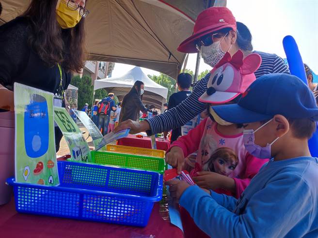 環保局為了讓大小朋友都能快速且深刻的學習環保知識，11道關卡像是「低碳小尖兵」、「不塑之客」、「獵汙行動」等，吸引大小朋友一起挑戰。（吳建輝攝）