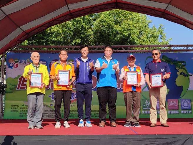 現場除了闖關活動，還有精彩的太鼓、民俗舞蹈表演，也表揚績優水環境河川巡守隊、綠色產業評鑑績優旅宿、廢電池回收競賽優勝的國小等單位。（吳建輝攝）