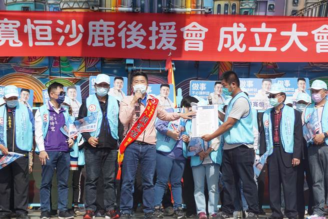 「大街罵人、小巷道歉！」顏寬恒拿出手板點名台中市議員施志昌在政論節目中傷里長，事後邀里長到區公所解釋。（王文吉攝）