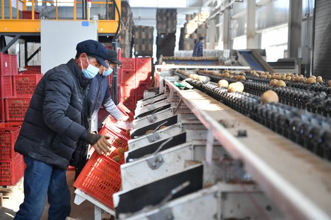 大陆央视网11 日报导，在今天召开的2021-2022中国经济年会上，中央财经委员会办公室副主任韩文秀对昨天闭幕的中央经济工作会议作出解读：积极扩大有效投资，适度超前建设基础设施。（示意图，新华社）