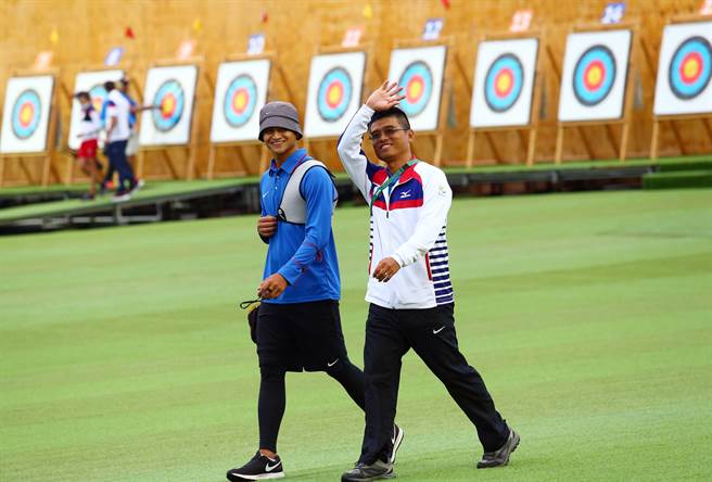 國立體育大學射箭隊總教練陳詩園（右）曾在雅典奧運奪下射箭男團銀牌，但他2018年辦理「射箭器材及耗材」採購案時，涉嫌指示承辦人洩漏標案訊息給業者。（資料照，陳信翰攝）