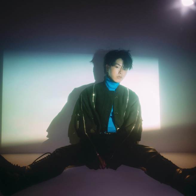 HowZ日前推出首張專輯《帶光者》。（迷音樂提供）