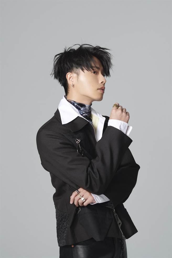 HowZ日前推出首張專輯《帶光者》。（迷音樂提供）