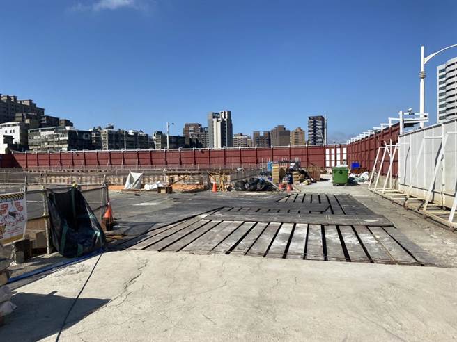 桃园市桃园区三民路1处建案工地10日发生工安意外，钢梁悬挂时意外掉下，砸死1名工人。（翻摄照片）