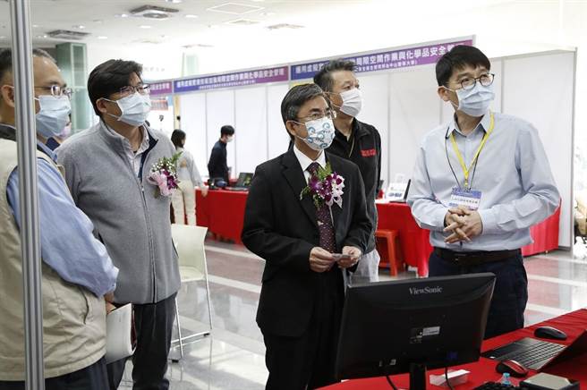 中科管理局局长许茂新(左三)参观中科110年度职业安全卫生研讨会主题展示区。（中科提供／卢金足台中传真）