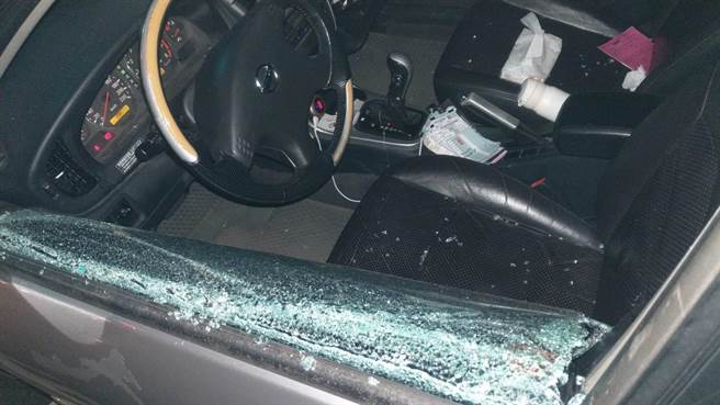 宋姓男子情绪激动将车窗击破。（翻摄照片／林郁平台北传真）