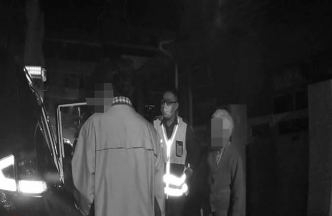 林男家人发现他不见了，焦急要出外寻人，正好看到警车迎面而来并且在门前停下，没想到竟是警方将林男回来了，让全家人都松了一口气。（台中市第三分局提供／冯惠宜台中传真）