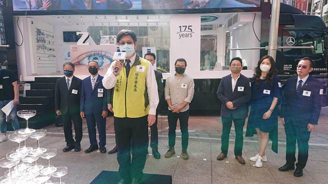 经发局主秘王俊博认为台南已是半导体发展重镇，才能吸引国际光学镜片集团进驻设办公室。（程炳璋摄）