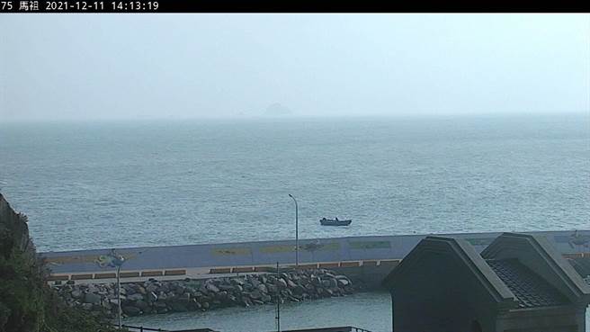 环保署研判，境外污染物将在12日晚间伴随东北季风影响台湾空气品质，全台多为橘色提醒等级。（翻摄自空气品质监测网／林良齐台北传真）