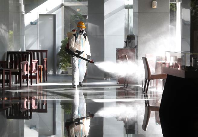 P3實驗室超毒，陳時中證實桌子與門把都有驗出陽性。（鄭任南攝）